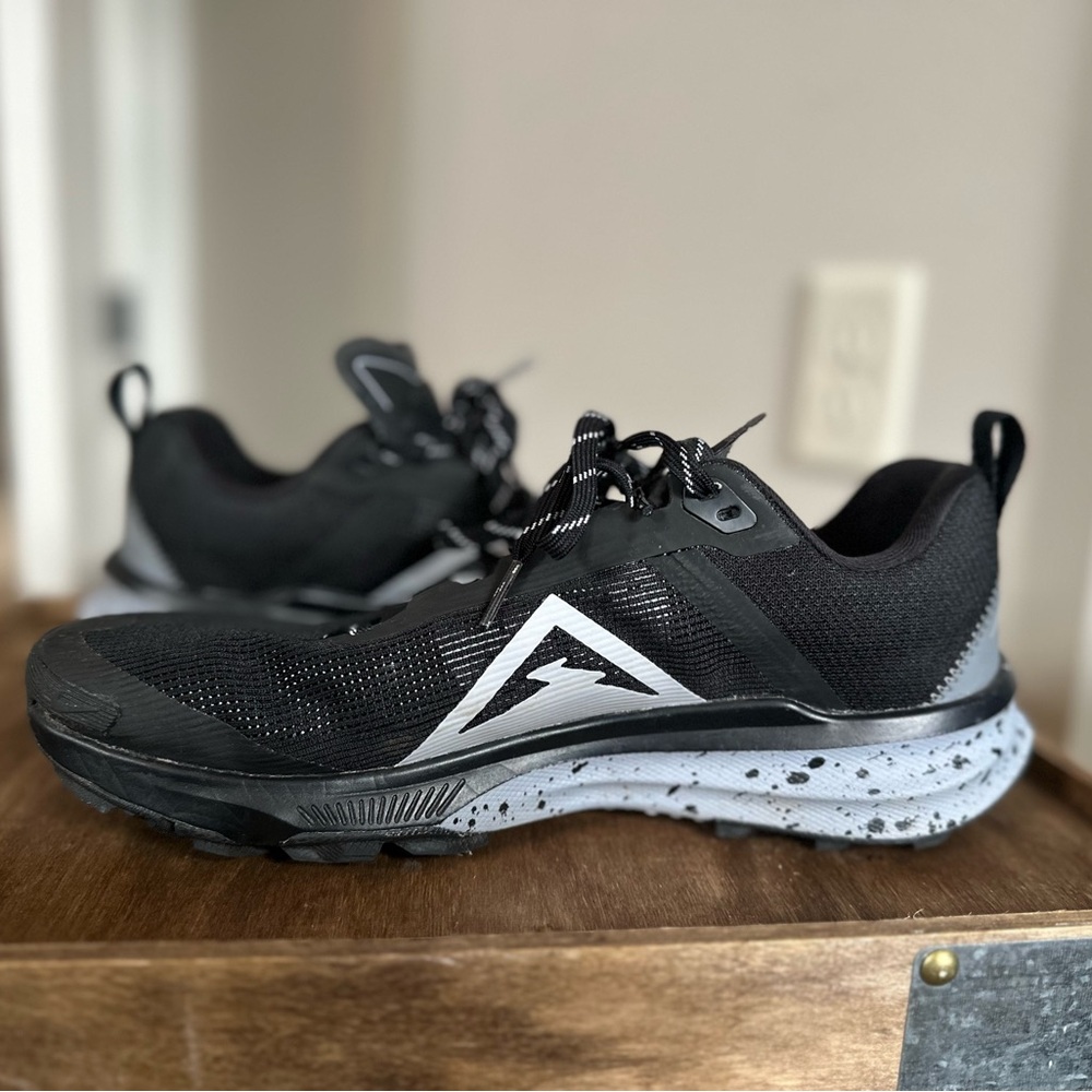 Nike Men's Black and White Athletic Shoes